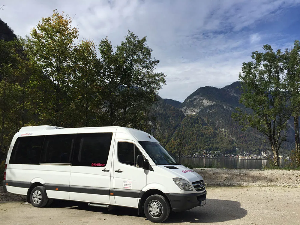 Mikrobus Mercedes Sprinter GAPAL TOUR zaparkovaný pri horskom jazere