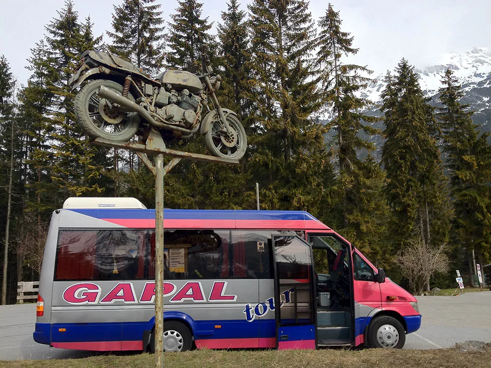 Mercedes Sprinter 616 GAPAL TOUR s otvorenými dverami v lese